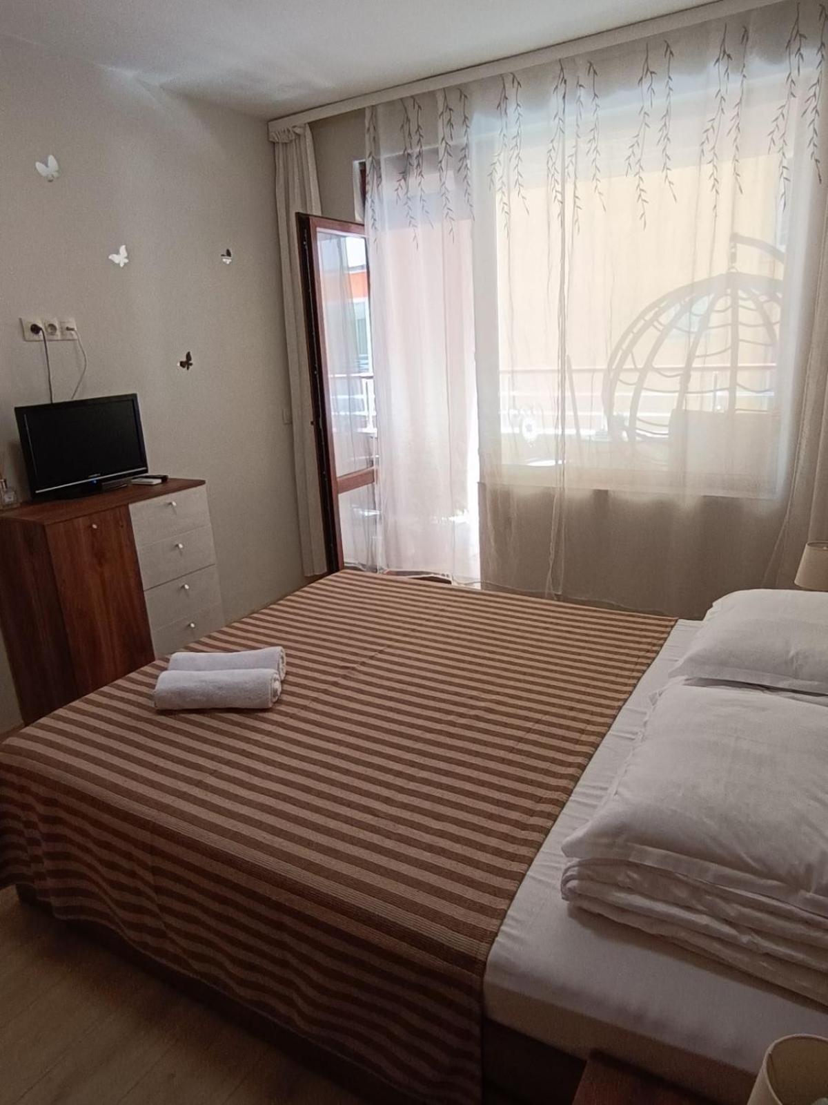 Megi Luxury Apartments Pomorie Bagian luar foto